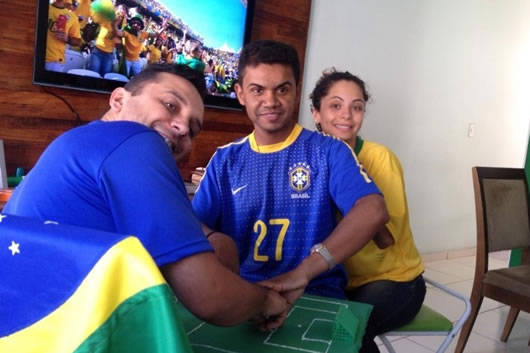 ajudando-amigo-surdo-e-cego-a-assistir-jogo-do-brasil